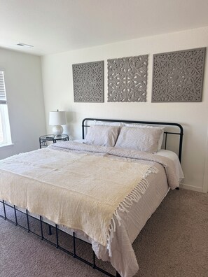 4 bedrooms, free WiFi, bed sheets - Spacious 4-bedroom house in terrific Colorado Springs with AC (Colorado Springs)