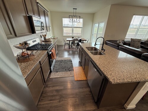 Spacious 4-bedroom house in terrific Colorado Springs with AC