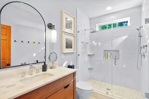 Douche, sèche-cheveux, serviettes fournies