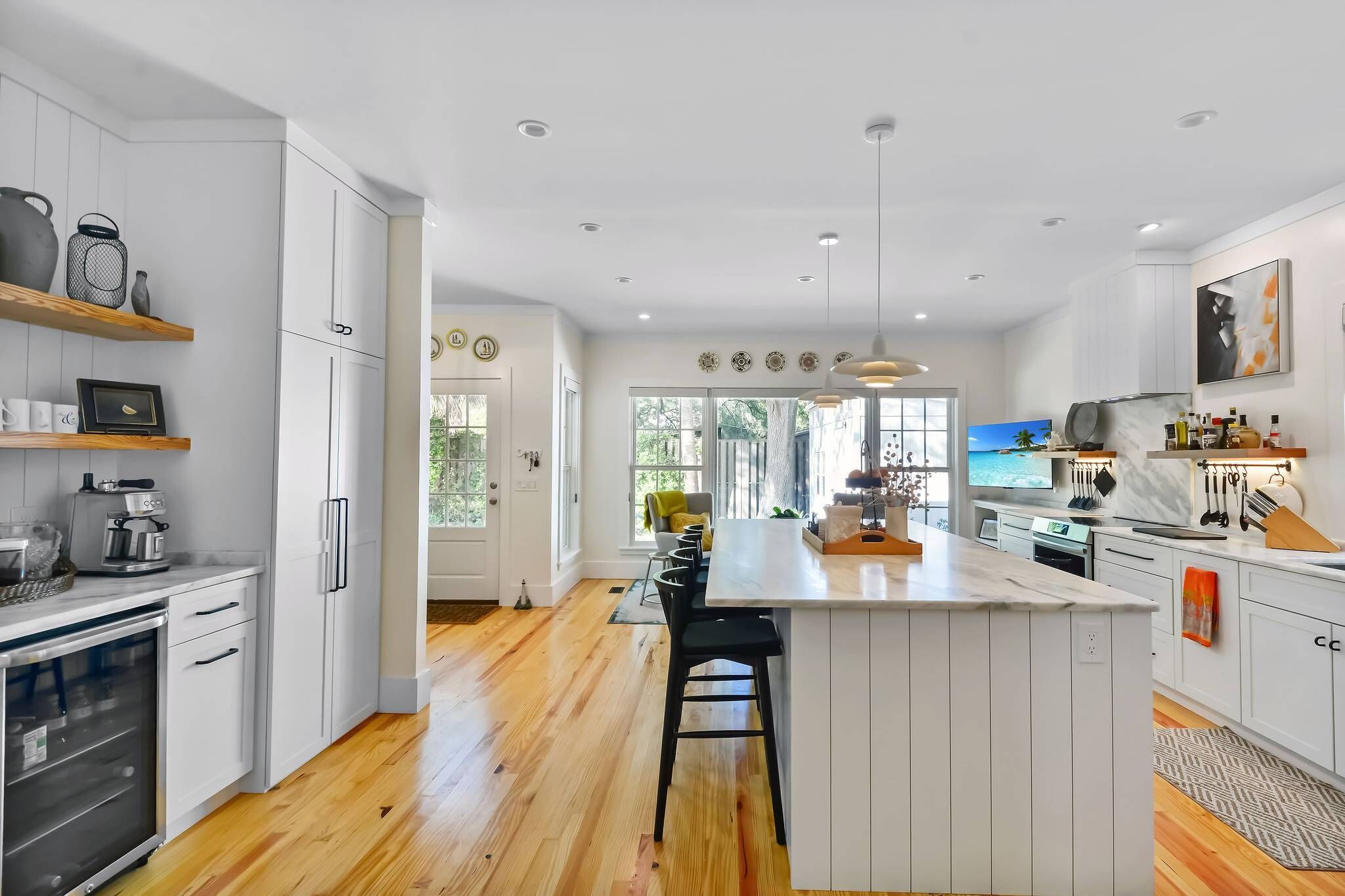 Fridge, microwave, dishwasher, coffee/tea maker