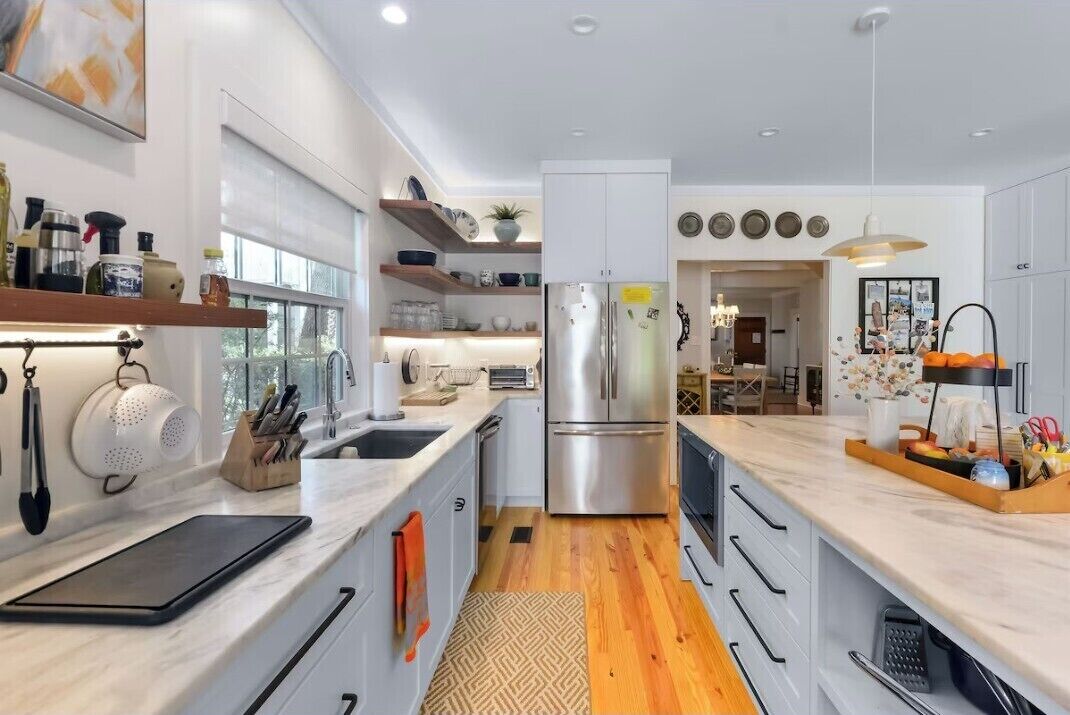 Køleskab, mikrobølgeovn, opvaskemaskine, kaffe-/temaskine