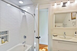 Shower, hair dryer, towels - Dog Friendly, 5-bedroom Home on East Beach, 100 Yards to Beach Access, Perfect for Family Getaways! (Saint Simons Island)