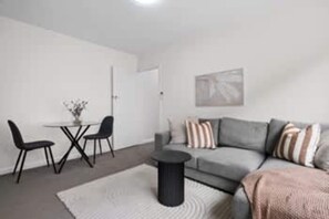 TV, offices - Bright 1-Bed Apartment in St Kilda (St Kilda)