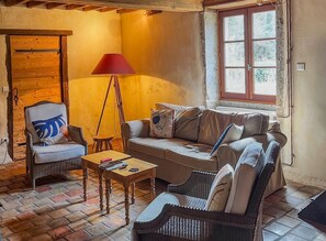 TV, fireplace - Le Moulin Mathy - SAINT PIERRE LE VIEUX (SAINT PIERRE LE VIEUX)