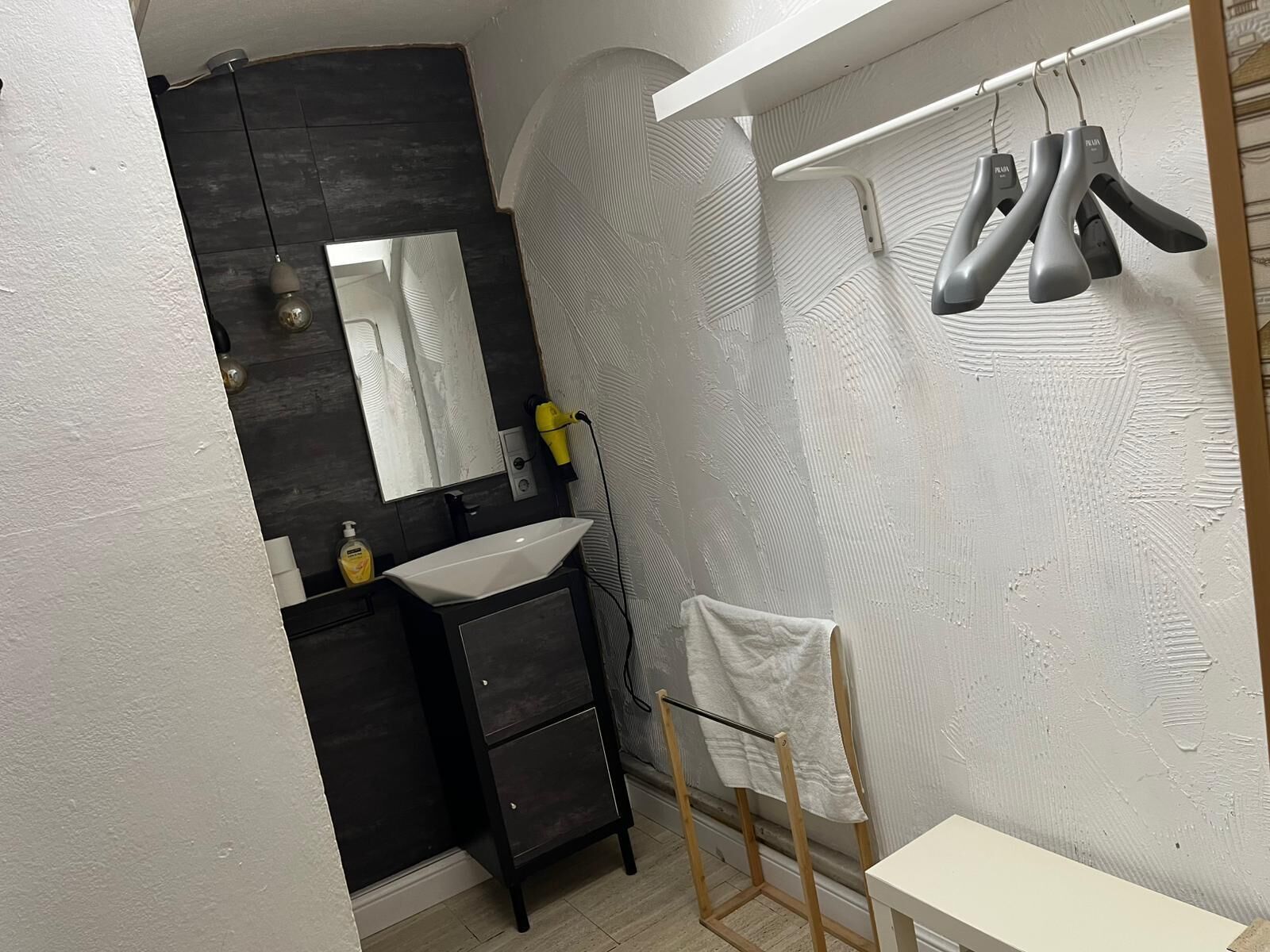 Douche, sèche-cheveux, bidet, serviettes fournies