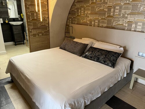 ✨ Independent Stay: King Bed, Private Bathroom and Netflix