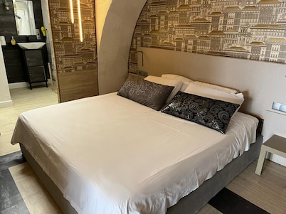 ✨ Independent Stay: King Bed, Private Bathroom and Netflix