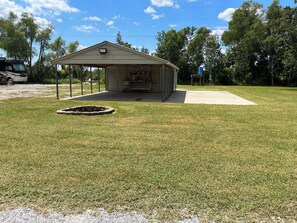 Property grounds - Fabulous 1-bedroom 1-bathroom with AC and camper hookups for a relaxing getaway (Pass Christian)