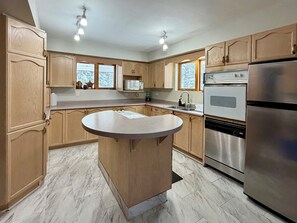 Private kitchen - Charming Lakeview Cottage | Algonquin Shores (Dwight)