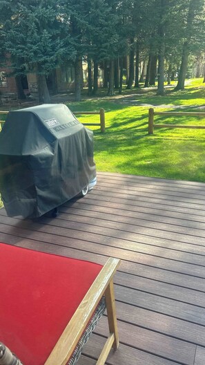 Terrace/patio - Papa’s Golf Course Haven Cabin, Beach/Golf Access (McCall)