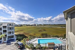 Pool - Breakers B 17,1 bedroom, 1 bathroom newly remodeled, light and airy condo with pool (Carolina Beach)