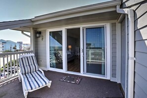 Terrace/patio - Breakers B 17,1 bedroom, 1 bathroom newly remodeled, light and airy condo with pool (Carolina Beach)