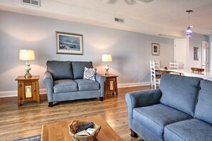 Smart TV - Breakers B 17,1 bedroom, 1 bathroom newly remodeled, light and airy condo with pool (Carolina Beach)