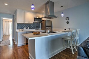 Fridge, microwave, oven, stovetop - Breakers B 17,1 bedroom, 1 bathroom newly remodeled, light and airy condo with pool (Carolina Beach)