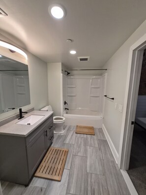 Serviettes fournies, savon, papier toilette