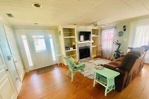 TV - Gina's Gem, sweet and simple  2 bedroom 2 bath cottage, pet friendly and just blocks from the ocean (Kure Beach)