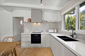 Fridge, microwave, oven, stovetop - Casa Piccolo – Deck, BBQ, Fireplace + Parking (Rye)