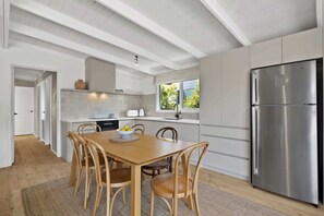 Fridge, microwave, oven, stovetop - Casa Piccolo – Deck, BBQ, Fireplace + Parking (Rye)