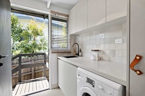 Interior - Casa Piccolo – Deck, BBQ, Fireplace + Parking (Rye)