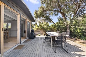 Outdoor dining - Casa Piccolo – Deck, BBQ, Fireplace + Parking (Rye)