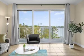 Living area - Trendy lake condo w/Disney view (Orlando)