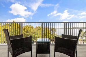 Terrace/patio - Trendy lake condo w/Disney view (Orlando)