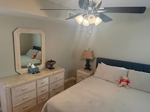 2 makuuhuonetta, työpöytä, ilmainen Wi-Fi, vuodevaatteet