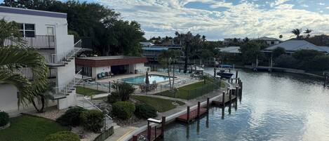 Una piscina al aire libre, una piscina climatizada