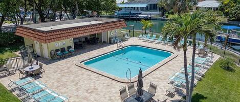 Alberca al aire libre y alberca climatizada