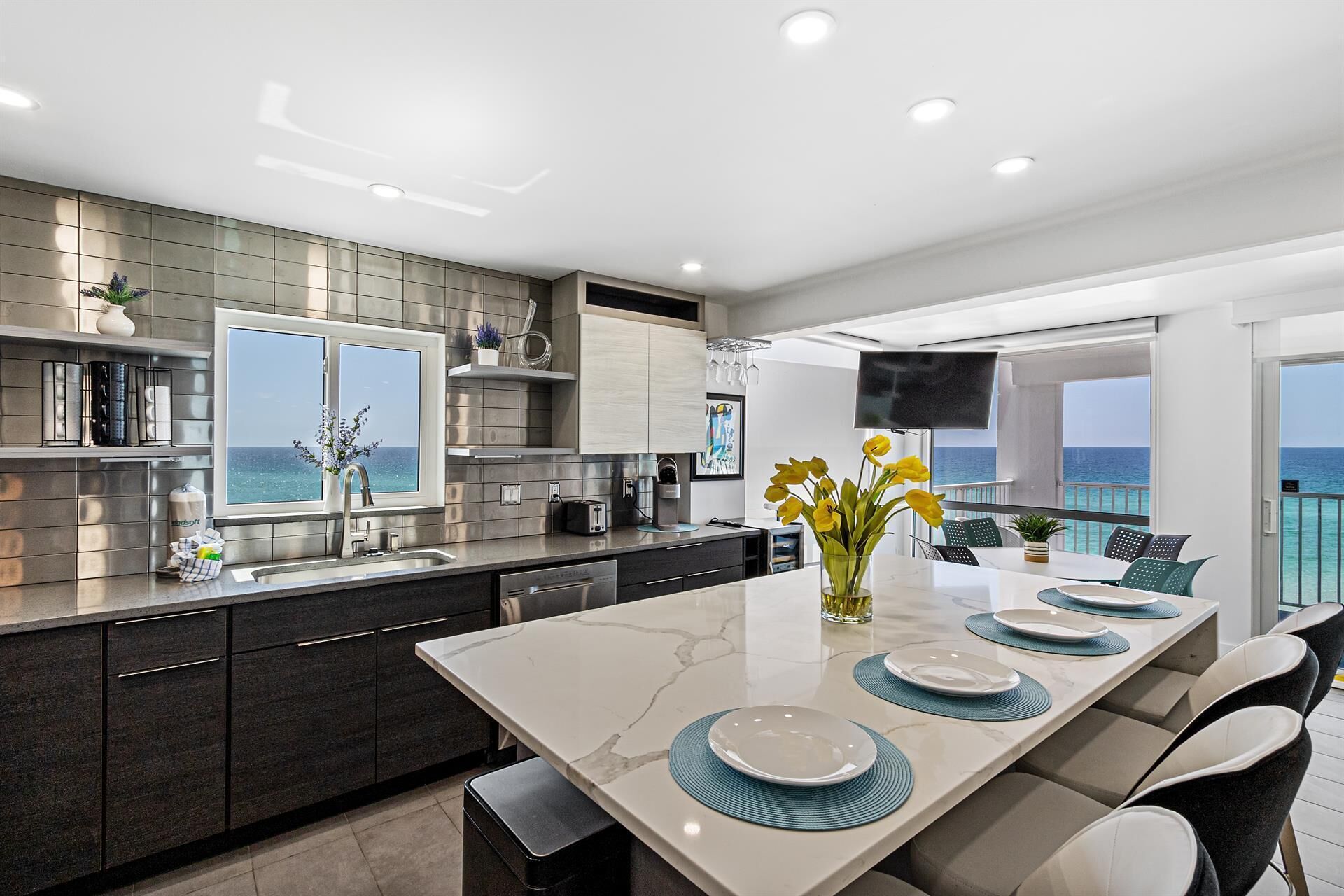 Condo, Multiple Beds (Shoreline Towers 2066) | Private kitchen