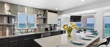 Condo, Multiple Beds (Shoreline Towers 2066) | Private kitchen