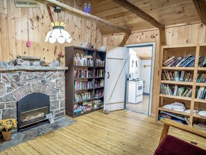 Interior - Cozy Log Cabin | Algonquin Shores (Dwight)