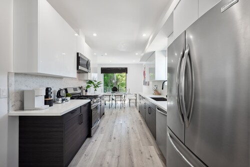 Modern 3BR Townhome with Hollywood Sign View | Free Parking