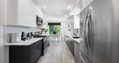Modern 3BR Townhome with Hollywood Sign View | Free Parking