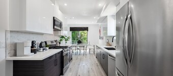 Modern 3BR Townhome with Hollywood Sign View | Free Parking