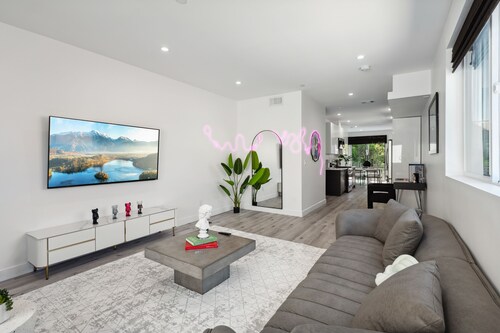 Modern 3BR Townhome with Hollywood Sign View | Free Parking