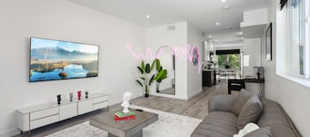 Modern 3BR Townhome with Hollywood Sign View | Free Parking