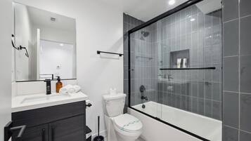 SĂšche-cheveux, serviettes fournies, savon, papier toilette