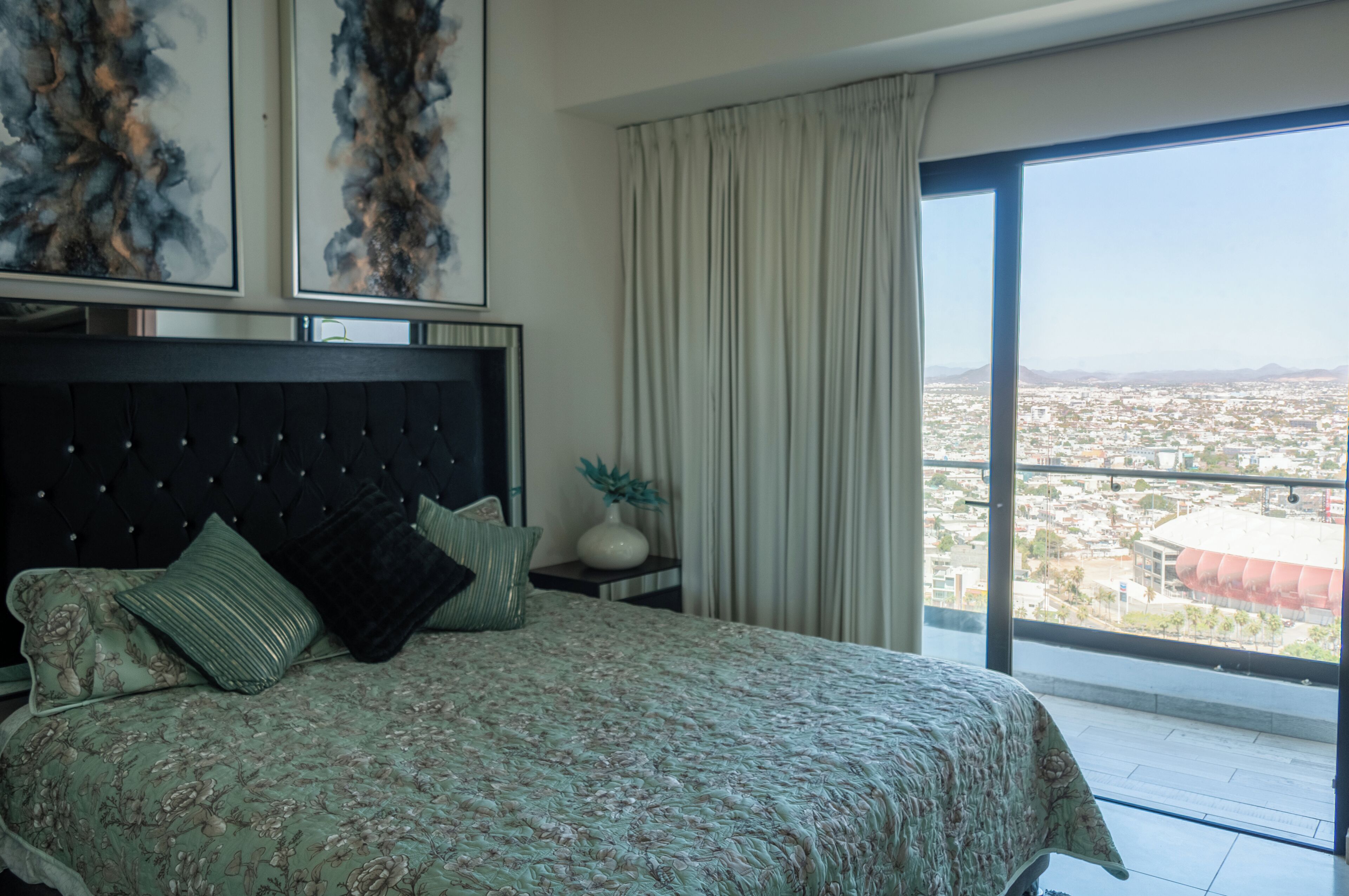 2 slaapkamers, een strijkplank/strijkijzer, gratis wifi, beddengoed