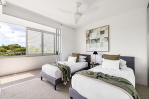2 bedrooms, desk, iron/ironing board, travel cot - Parkland View @ Roma Street (Brisbane City)