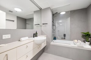 Hair dryer, towels - Parkland View @ Roma Street (Brisbane City)