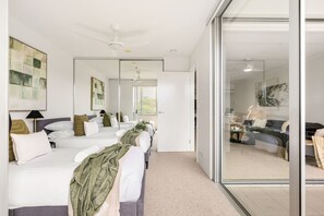 2 habitaciones, escritorio y tabla de planchar con plancha