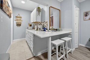 Microwave, coffee/tea maker, toaster, cookware/dishes/utensils - Simple & Comfy Tiny Pensacola Studio (Pensacola)