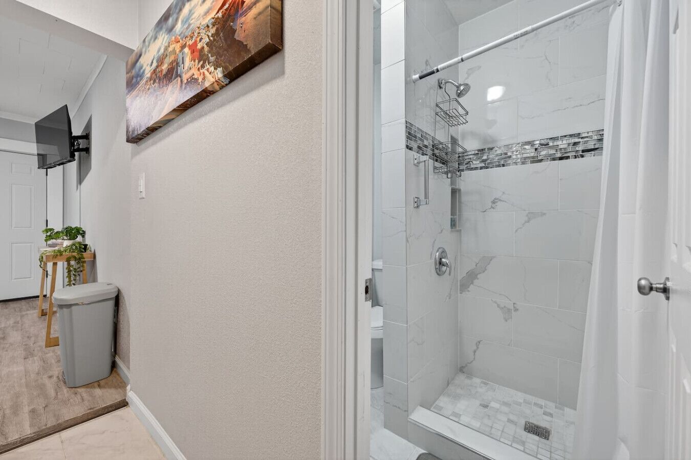 Een haardroger, handdoeken, zeep, shampoo