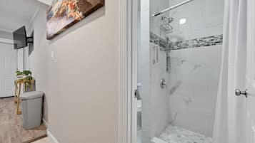 Een haardroger, handdoeken, zeep, shampoo