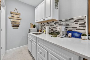 Een koelkast, een microgolfoven, een kookplaat