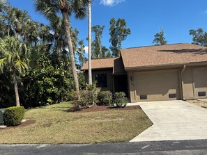 Exterior - Bright 2-bedroom townhome with AC in peaceful Fort Myers (Fort Myers)