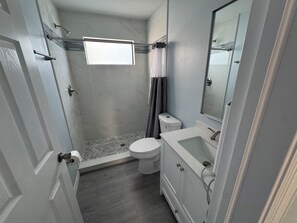Secadora de cabello, toallas, jabón, papel de baño 