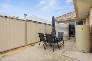 Outdoor dining - The Cottage - Cozy 3-Bed Beerwah (Beerwah)