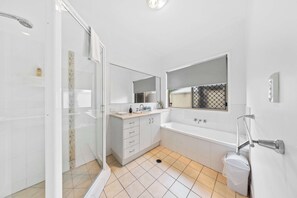 Shower, towels, shampoo - The Cottage - Cozy 3-Bed Beerwah (Beerwah)